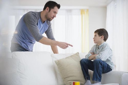 Trẻ tổn thương vì hành động vô tình của bố mẹ ở nơi công cộng
