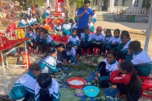 Mang Tết đầm ấm đến học trò nghèo vùng biên giới Kon Tum