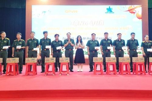 Trung tâm Phát thanh Truyền hình Quân đội trao quà Tết cho quân nhân khó khăn Sư đoàn 5