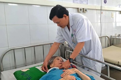'Hóa giải' thành công khối u khổng lồ cho cụ bà 3 lần tai biến