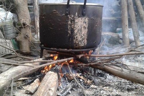 Dùng bếp củi luộc bánh chưng trong thành phố: Một nhà vui, trăm nhà than phiền