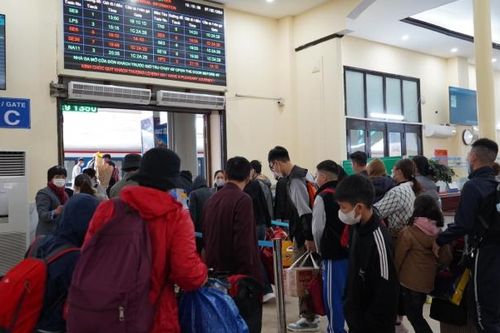 Người lao động rời Thủ đô về quê ăn Tết Nguyên đán Giáp Thìn 2024