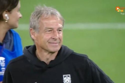HLV Klinsmann mỉm cười khó hiểu khi Hàn Quốc thua sốc Jordan