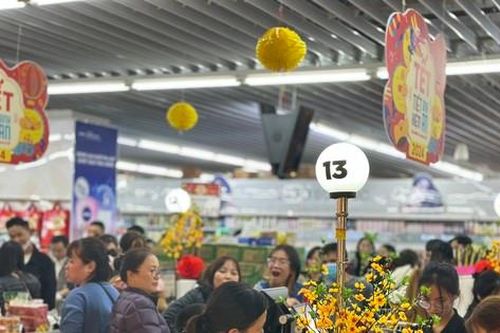 Siêu thị đông như nêm, khách chờ tới khuya mới được... trả tiền