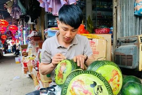 Dưa hấu tỉa thành hình rồng vàng, giá cao vẫn đắt khách
