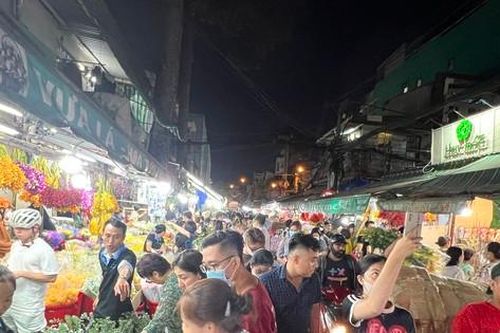 Chợ hoa lớn nhất TPHCM đông nghịt rạng sáng 28 Tết