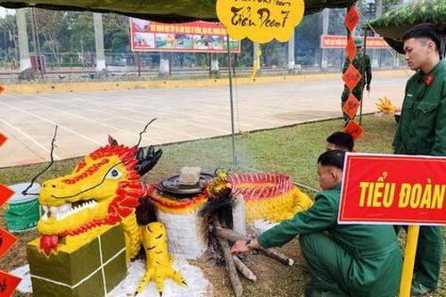 Chiến sĩ Đoàn Hoài Ân đắp bếp con rồng nấu bánh chưng đón Tết