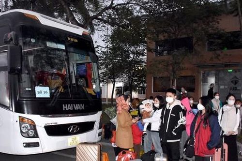 Hàng nghìn công nhân về quê đón Tết trên những chuyến xe nghĩa tình