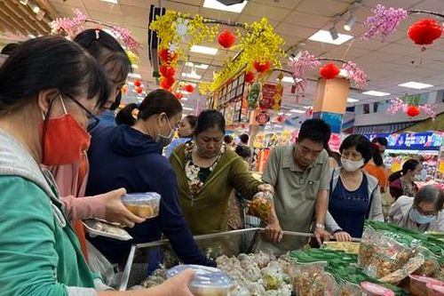 Chợ họp xuyên đêm, khách 'tràn' vào siêu thị từ mờ sáng 28 Tết