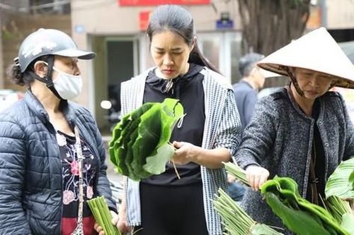 Nhộn nhịp chợ bán lá dong lâu đời nhất Hà Nội những ngày cận Tết