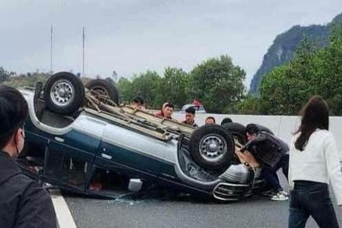 Ô tô chở 8 người bị lật trên cao tốc, 2 người bị thương