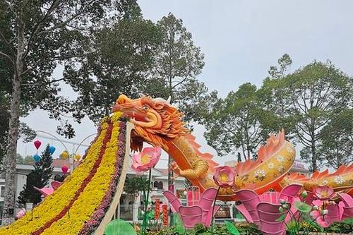 Cận cảnh rồng 'phun hoa' tại Đồng Tháp