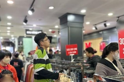 Thời trang 'điên cuồng' giảm giá, bố mẹ đưa cả con nhỏ đi 'săn sale'