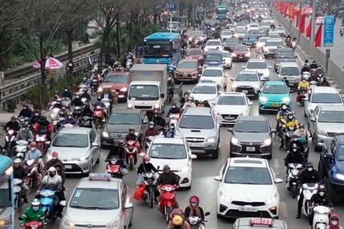 Chiều ngày làm việc cuối cùng trong năm, Quốc lộ 1A hướng rời Hà Nội ùn tắc