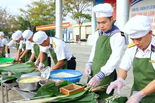 Chiến sĩ Hải quân, Cảnh sát biển thi gói bánh chưng chặt tay, lạt đều