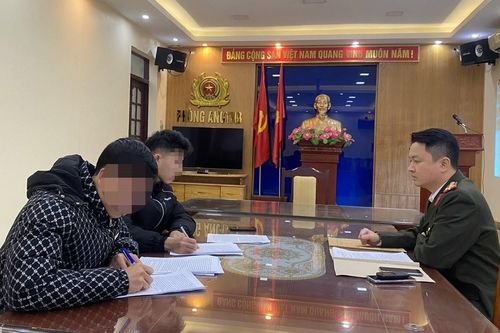Quảng cáo đánh bạc trong khi livestream bóng đá phủi
