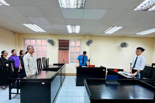 Tòa án xét xử các vụ án liên quan đến buôn bán pháo nổ và chống người thi hành công vụ