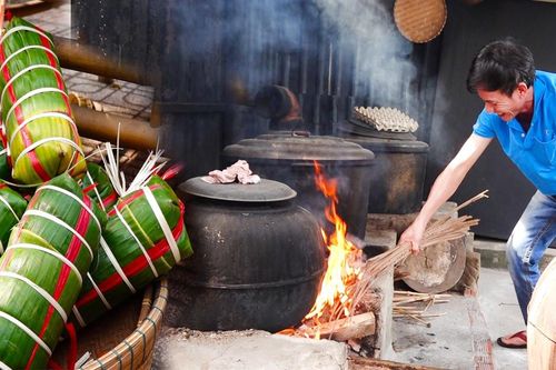 Gia đình 3 thế hệ, hơn nửa thế kỷ thay nhau 'giữ lửa' lò bánh tét