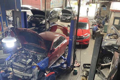 Gara ô tô làm việc hết công suất ngày cận Tết, khách đến cũng chỉ biết 'lắc đầu'