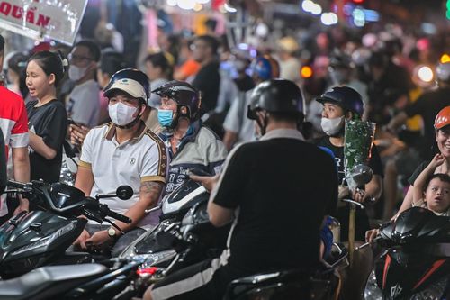 Đổ xô sắm quần áo ở các con đường thời trang TP.HCM trước giờ về quê ăn Tết