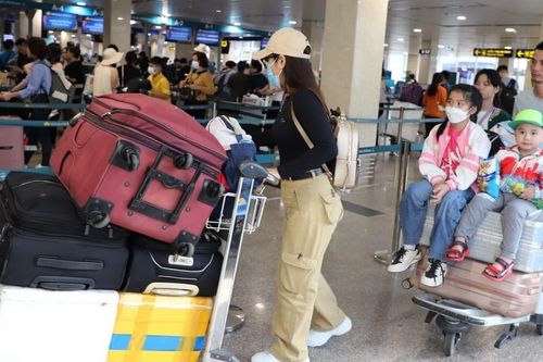 Sáng 28 Tết, sân bay Tân Sơn Nhất thông thoáng bất ngờ