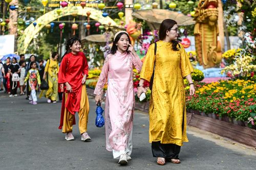 Du khách nô nức dự hội hoa xuân Tao Đàn, check-in 'rễ cây khô' giá 7,9 tỷ đồng