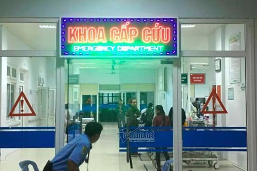 Uống rượu ngâm có độc, 2 người đàn ông ở Hà Nội cùng đi cấp cứu ngày cận Tết