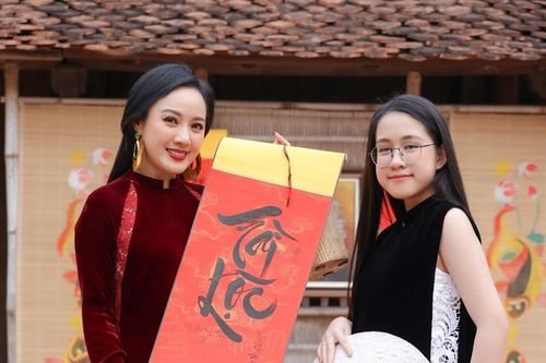 Lần hiếm hoi BTV Hoài Anh VTV đưa con gái xuất hiện trên sóng truyền hình