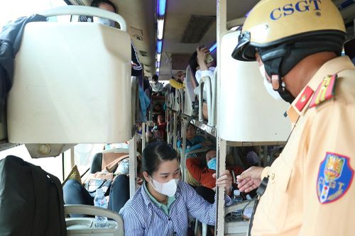 CSGT TP.HCM phát hiện xe 40 chỗ 'nhét' 64 người