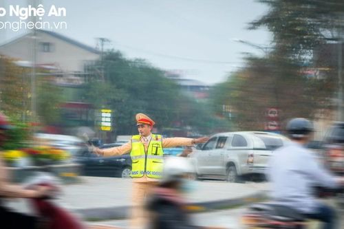 Công an thành phố Vinh căng mình điều tiết giao thông những ngày cận Tết