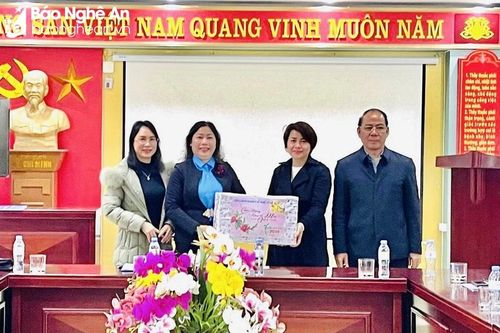 Sẻ chia với những cán bộ y tế không có thưởng Tết