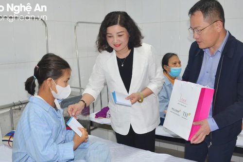 Sở Y tế Nghệ An thăm, tặng quà các bệnh viện và bệnh nhân có hoàn cảnh khó khăn