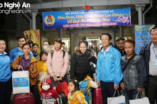 Đón và trao quà cho người lao động về quê đón Tết trên các 'Chuyến tàu Công đoàn năm 2024'
