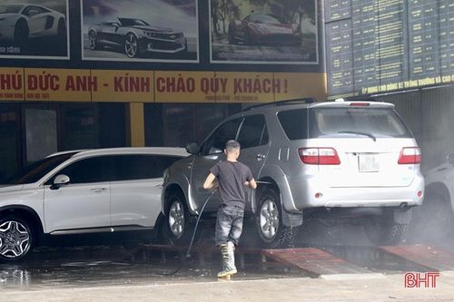 Dịch vụ rửa xe 'chạy hết công suất' ngày cận tết