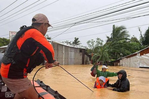 Philippines: Lở đất chôn vùi 2 xe buýt, nhiều người bị thương