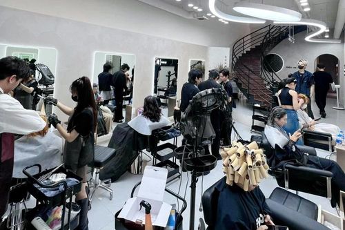 Dịch vụ làm đẹp đông kín khách từ sáng đến đêm, 'hốt bạc' dịp cận Tết Nguyên đán