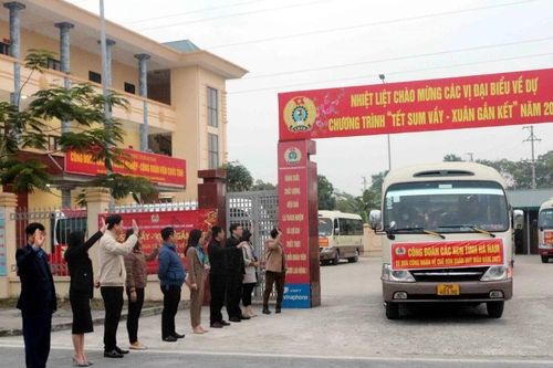 Ấm áp những chuyến xe miễn phí đưa công nhân về quê ăn Tết
