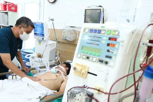 Hàng trăm nhân viên y tế tại bệnh viện trực điều trị bệnh nhân dịp Tết