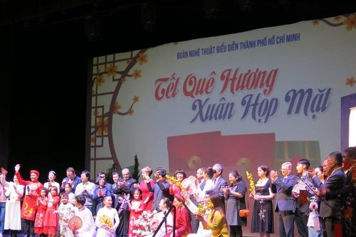Đêm hội 'Tình Xuân' ấm áp của cộng đồng người Việt Nam tại Hungary