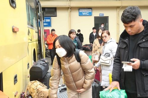 Người dân lỉnh kỉnh đồ đạc, ùn ùn đổ về bến xe để về quê nghỉ Tết