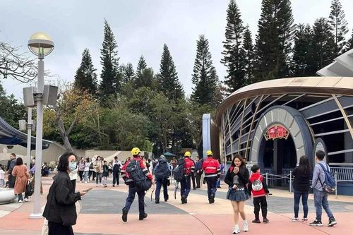 Hong Kong: Tàu lượn siêu tốc gặp trục trặc, 12 người mắc kẹt trên không trung