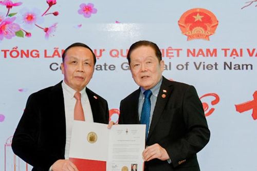 Trao tặng kỷ niệm chương hữu nghị cho Tổng lãnh sự Việt Nam tại Vancouver