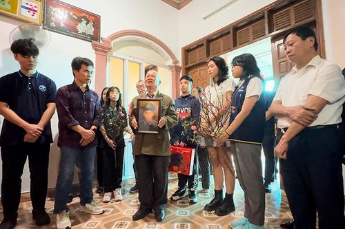 Trao 2 ảnh liệt sĩ phục chế bằng công nghệ AI cho gia đình Mẹ Việt Nam anh hùng