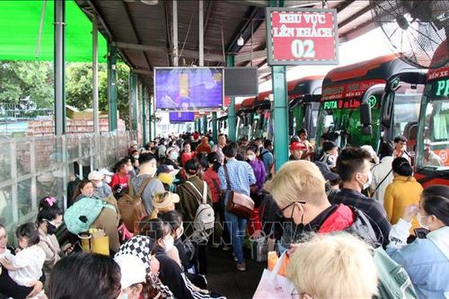 Người dân tấp nập rời TP Hồ Chí Minh về quê đón Tết