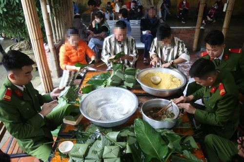 Gói bánh chưng đón Tết ở trại tạm giam, phạm nhân nhớ vợ con, thương bố mẹ
