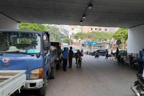Đỗ ô tô dưới gầm cầu vượt, coi chừng bị phạt nặng