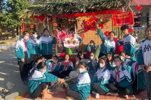 Mang mùa xuân ấm áp đến trẻ em nghèo vùng biên giới Kon Tum