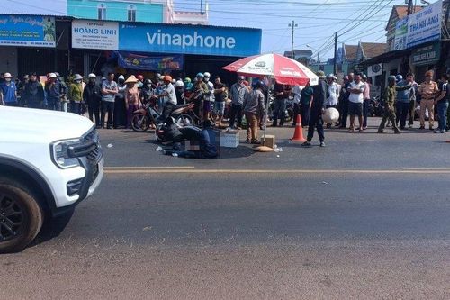 Người cha khóc nghẹn ôm thi thể con gái sau vụ tai nạn thương tâm