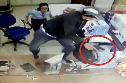 Lâm Đồng: Truy bắt đối tượng dùng súng cướp ngân hàng
