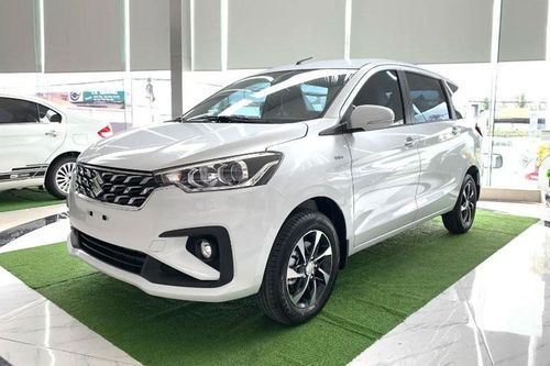 Xe gầm cao siêu tiết kiệm xăng giảm giá 140 triệu tại Việt Nam trước Tết